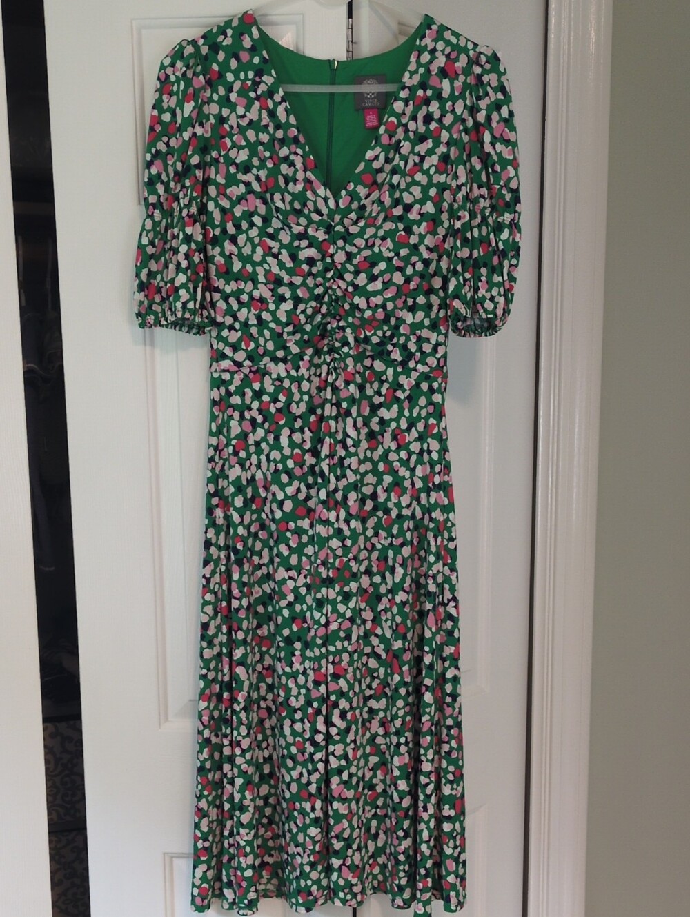 Vince Camuto Green Floral V-Neck Midi Dress with Puff Sleeves